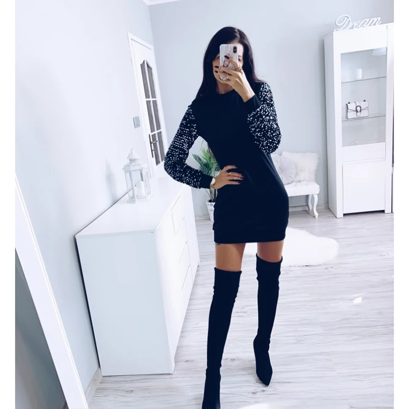 Женское мини-платье с длинным рукавом украшенное соединением круглым вырезом