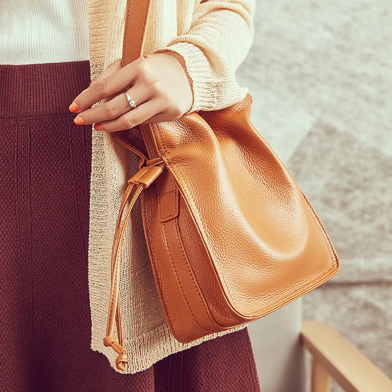

2019 Winter Genuine Leather Shoulder Bucket Bag Brand New Draw Handbag Famous Brand Women Fashion Buckle Crossbody Messenger Bag