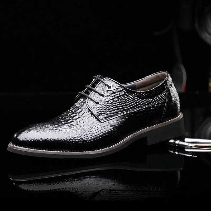 Модельные свадебные туфли для зрелых мужчин Кожаные модные с узором