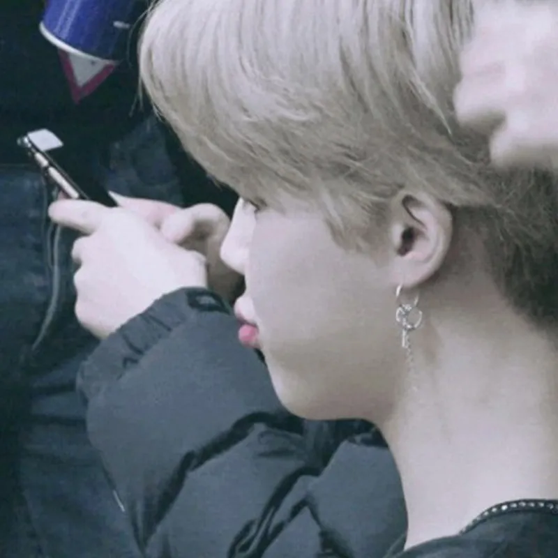 1 пара KPOP Корейская звезда V для мальчиков Jin серьги-гвоздики Jungkook Suga Jhope серьги с кисточками для женщин и мужчин луна
