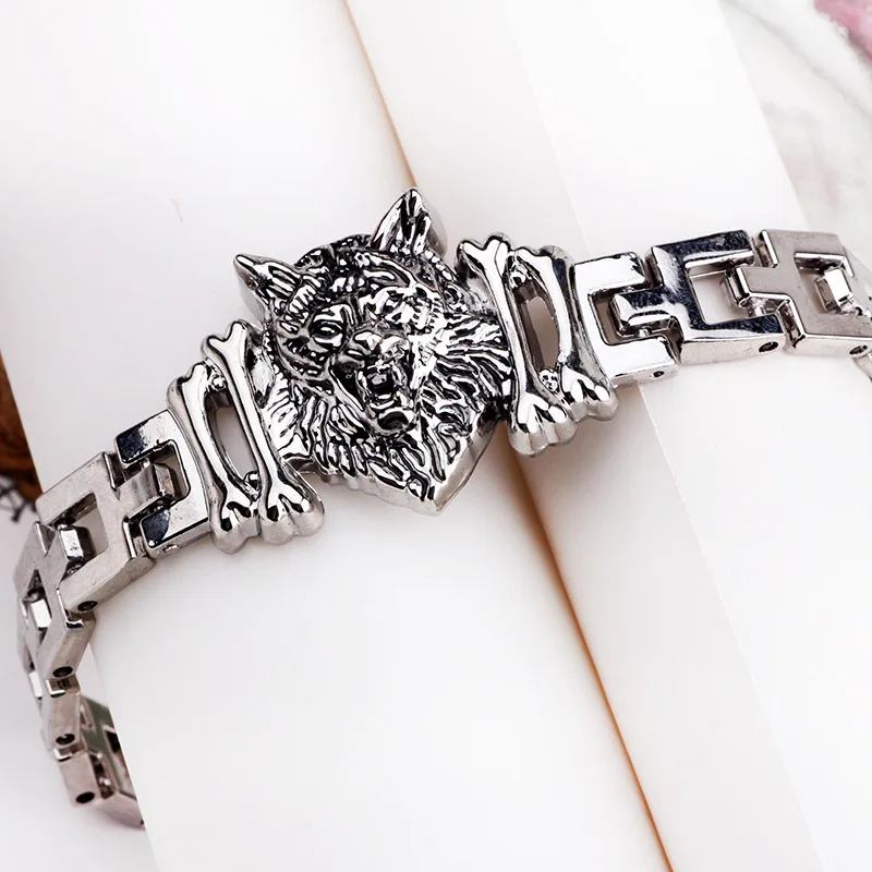 3305924680_1951107721