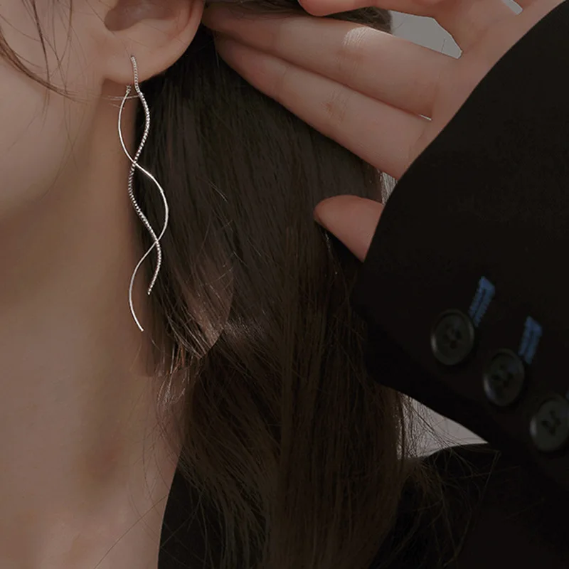 VOQ 실버 색상 새로운 절묘한 물결 모양의 간단한 귀걸이 패션 기질 술 긴 귀걸이 여성 쥬얼리