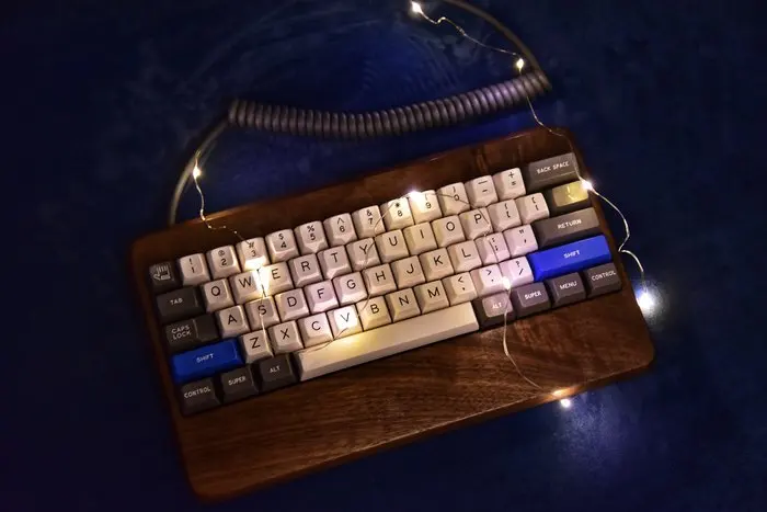 

Black Walnut Keyboard Case Solid Wood Keyboard Case 60% Mechanical Keyboard