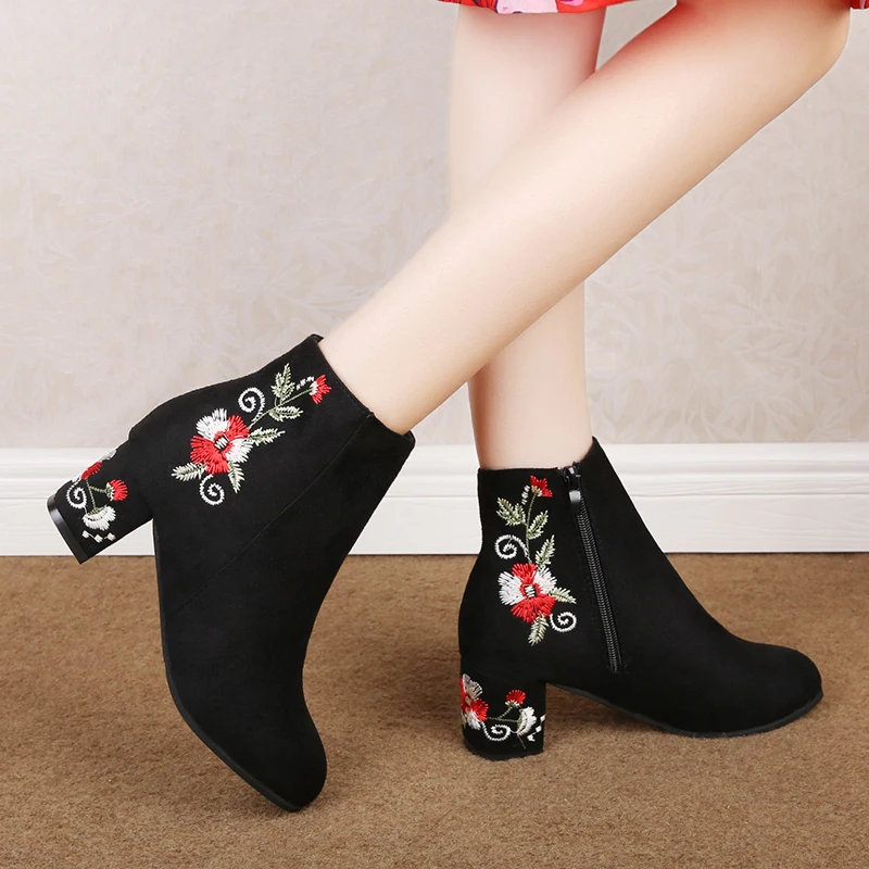 Новые женские ботинки; Зимние Теплые ботильоны с вышивкой в винтажном стиле; популярные модные туфли-лодочки на квадратном каблуке с цветочным принтом; женская замшевая обувь на молнии