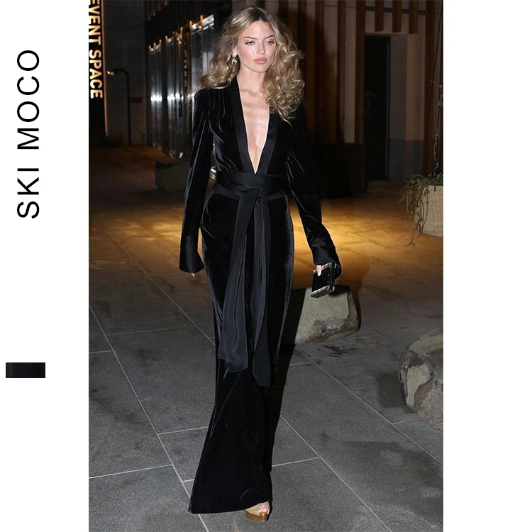 Женский бархатный комбинезон черный облегающий с длинным рукавом и глубоким