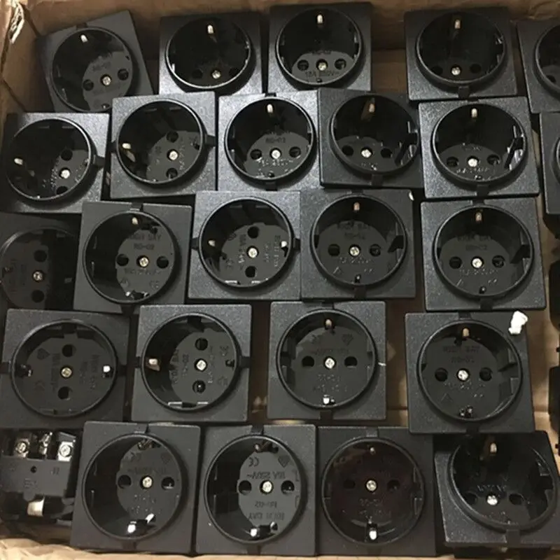 German Standard Waterproof Socket 250v 16A 2p+E Plug-In Power Outlet