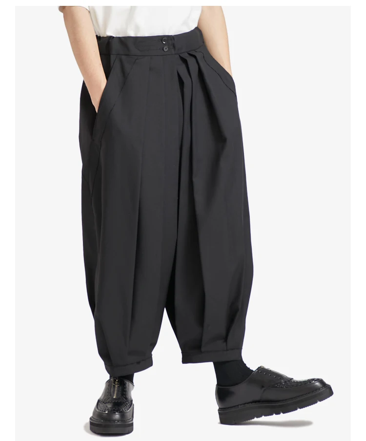 Black pleated cropped trousers 