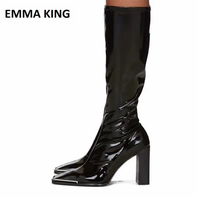 Новейшая модель; женские сапоги до колена из лакированной кожи с металлическим квадратным носком; дизайнерская обувь на молнии с металлическим декором; Chaussure Femme; обувь для подиума