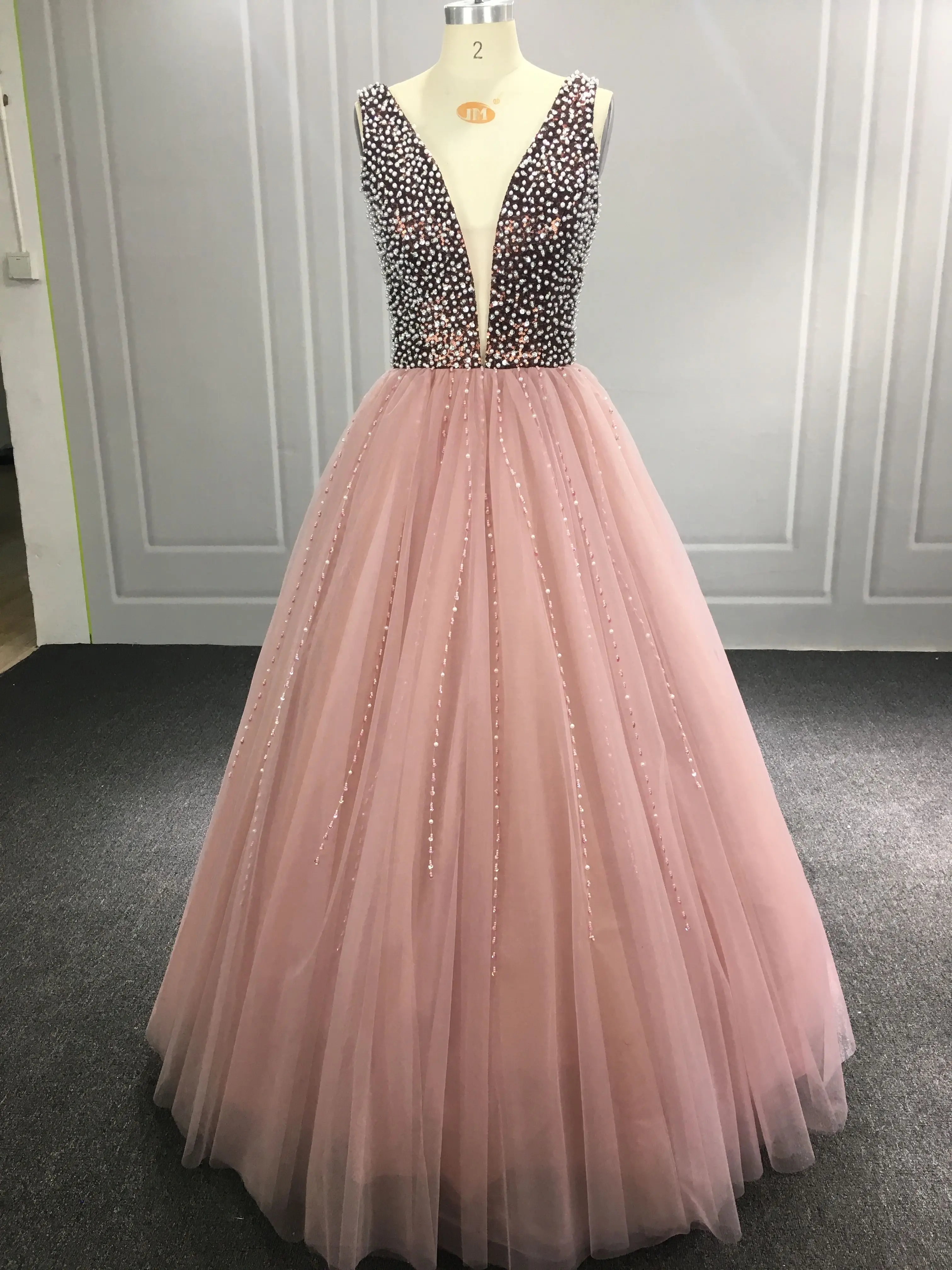 Бальные платья с бисером Quinceanera 2020 бальные глубоким v образным вырезом и открытой