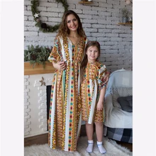 Платье с v-образным вырезом для мамы и меня; платья с короткими рукавами и геометрическим принтом для мамы и дочки; одинаковая Осенняя праздничная одежда для семьи