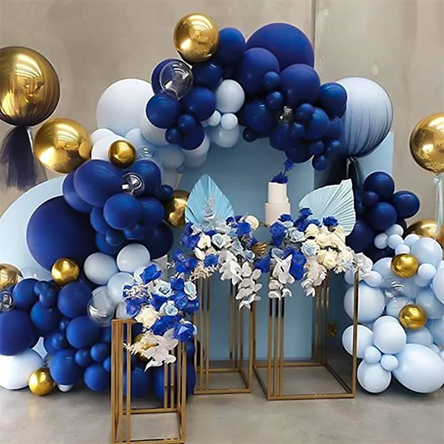 festeggiare 20 anni con oro e blu palloncini e luccichio