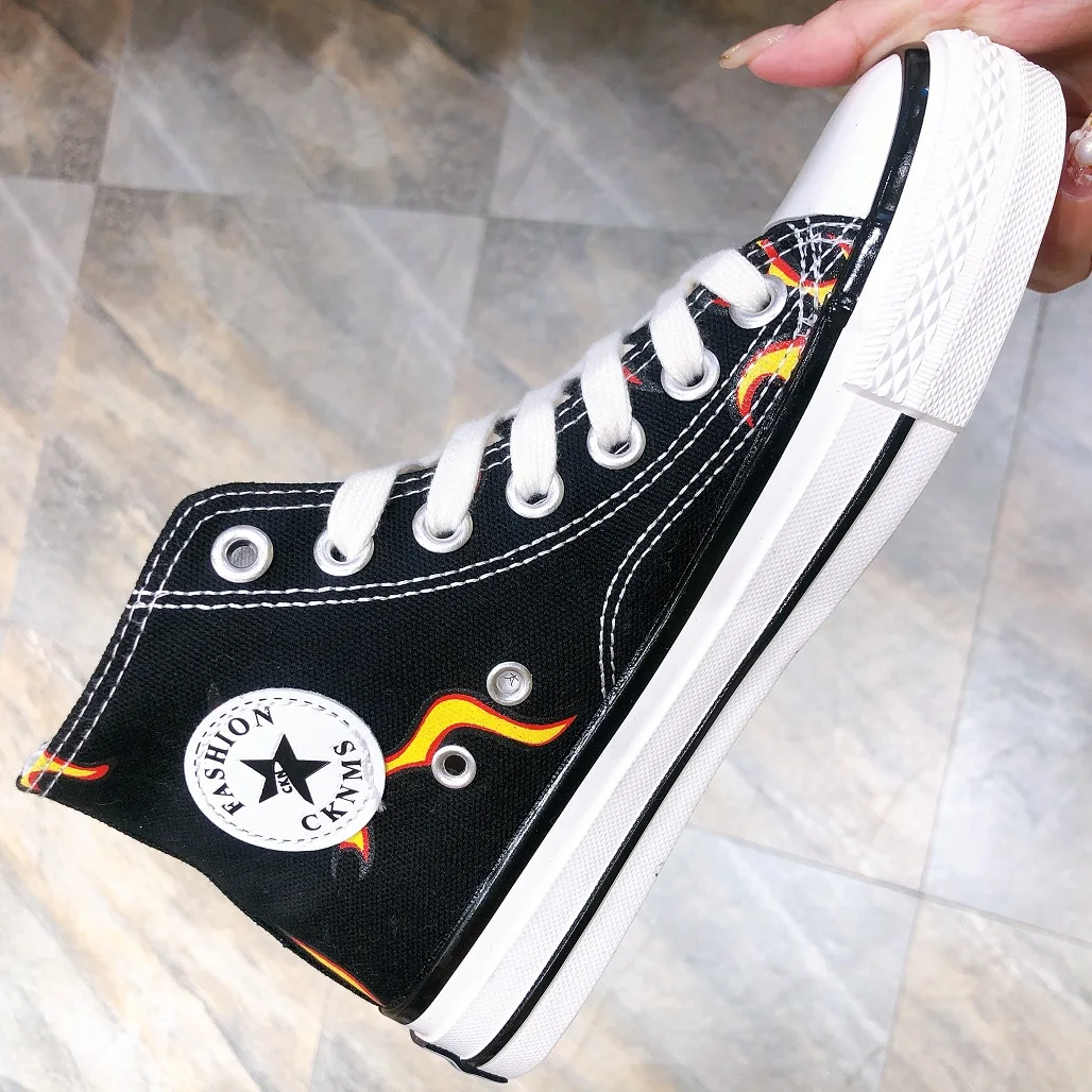 

Obsidian black The sky is blue And the bright moon white Comfortable joker Lady's canvas shoes