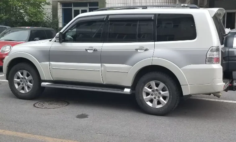 Наклейка для кроссовера цветная полоска Mitsubishi Pajero V93 V97 2019|Наклейки на автомобиль|