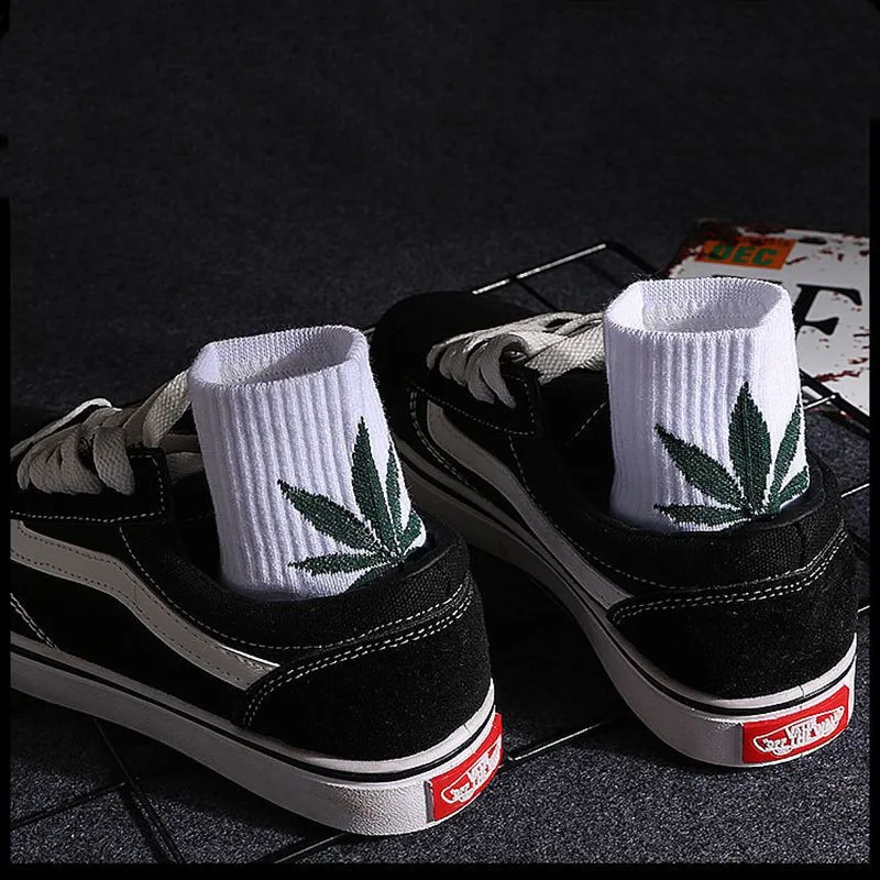 Men's and Women's  Socks  Street Fashion Middle Tube Maple Leaf Pattern Stripe Air Permeability And Sweat Absorption Sports Sock