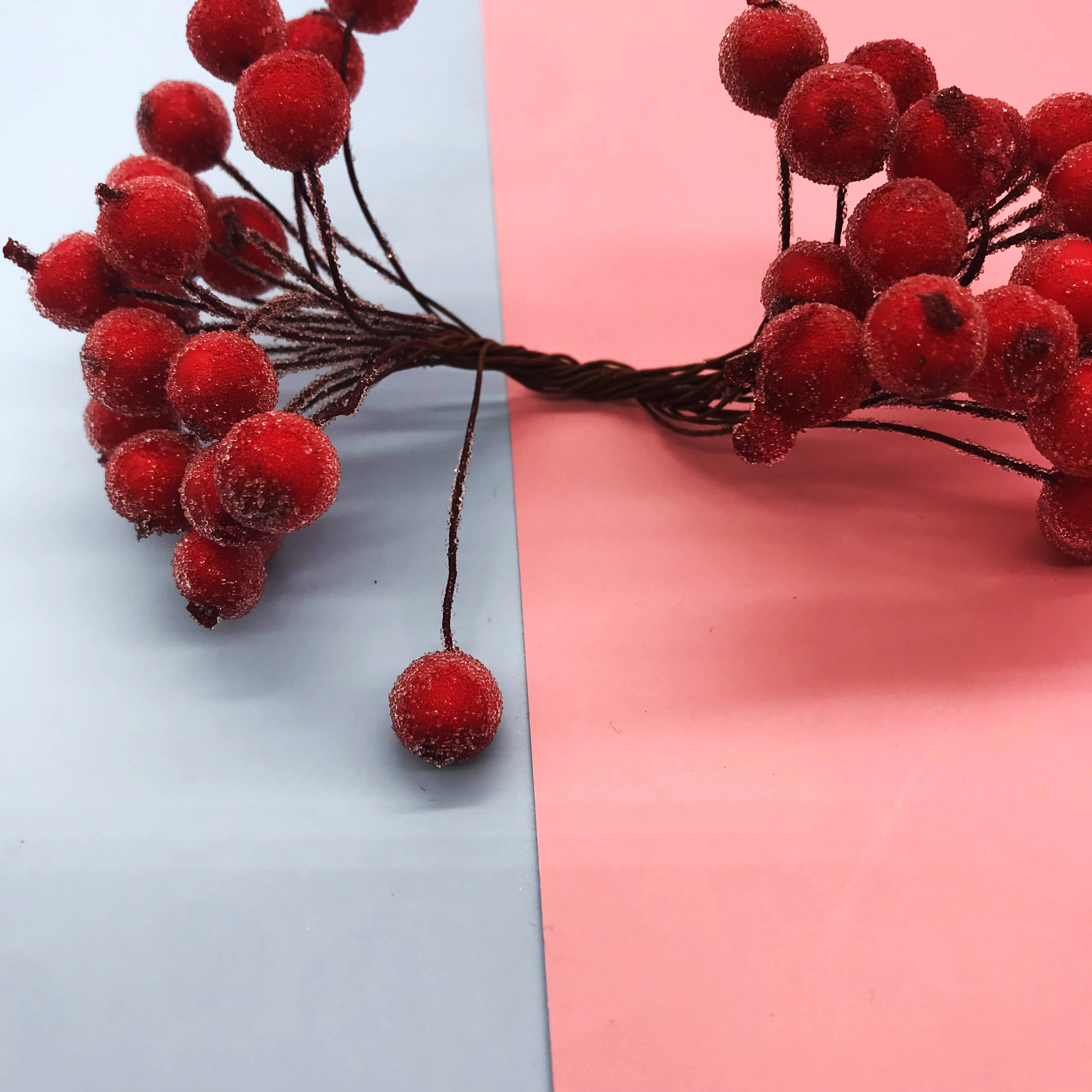 40 Stück Mini-Weihnachtsbeeren, mattiert, künstliche Beeren, lebendige rote Stechpalmen, Beeren, Weihnachtsbaum, dekorative künstliche Blumen, Doppelköpfe – Detail 15
