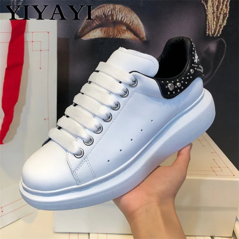 Белые туфли на плоской подошве из коровьей кожи с заклепками женские