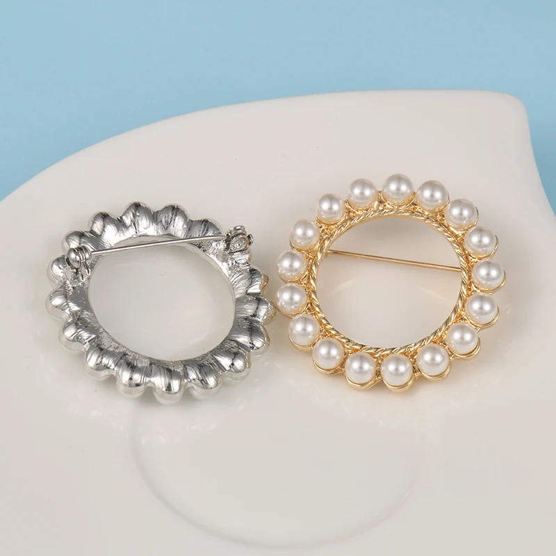 baiduqiandu New Arrival Gold / Silver Color Metal Circle Brooch with Surrounding Simulated Pearls