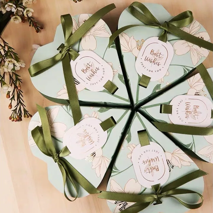 

2019 New Design Flower Printed Gift Box Love Heart Shaped Wedding Candy Boxes With Ribbons Blue/Pink/Red/Mint Green 30pcs