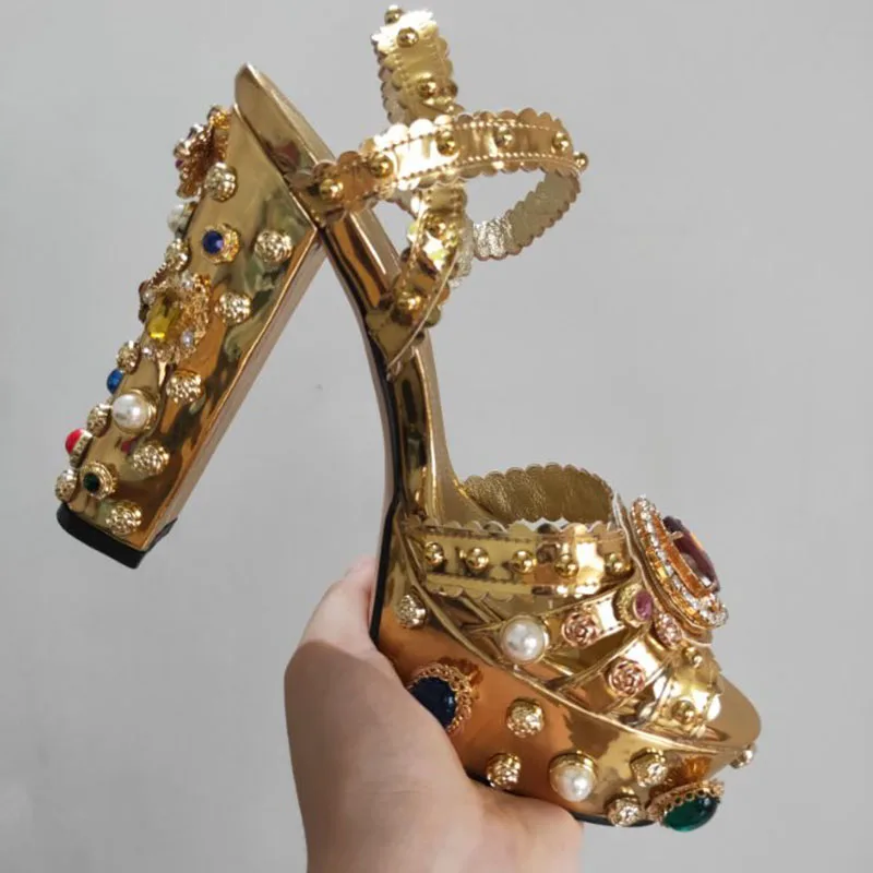 Роскошные стразы; декор в виде золотистых металлических кожаные сандалии на не сужающихся книзу высоких массивных Высокая платформа сандалии на ремнях летние туфли для вечеринки Для женщин