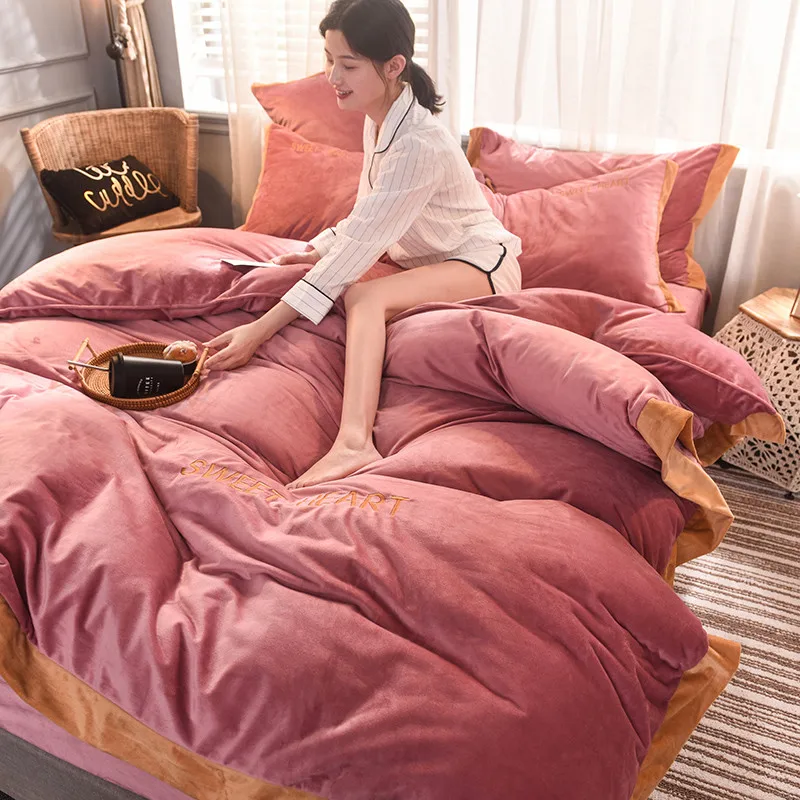 

Northern European-Style Crystal Family of Four Winter Warm Coral Fleece Flannel Quilt Cover Bed Sheet Beddings Three-Piece Set