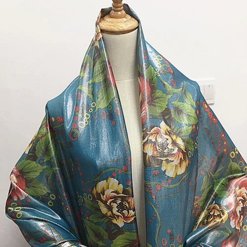 Серебряная линия и шелковая смешанная ткань цветочный дизайн на синем фоне