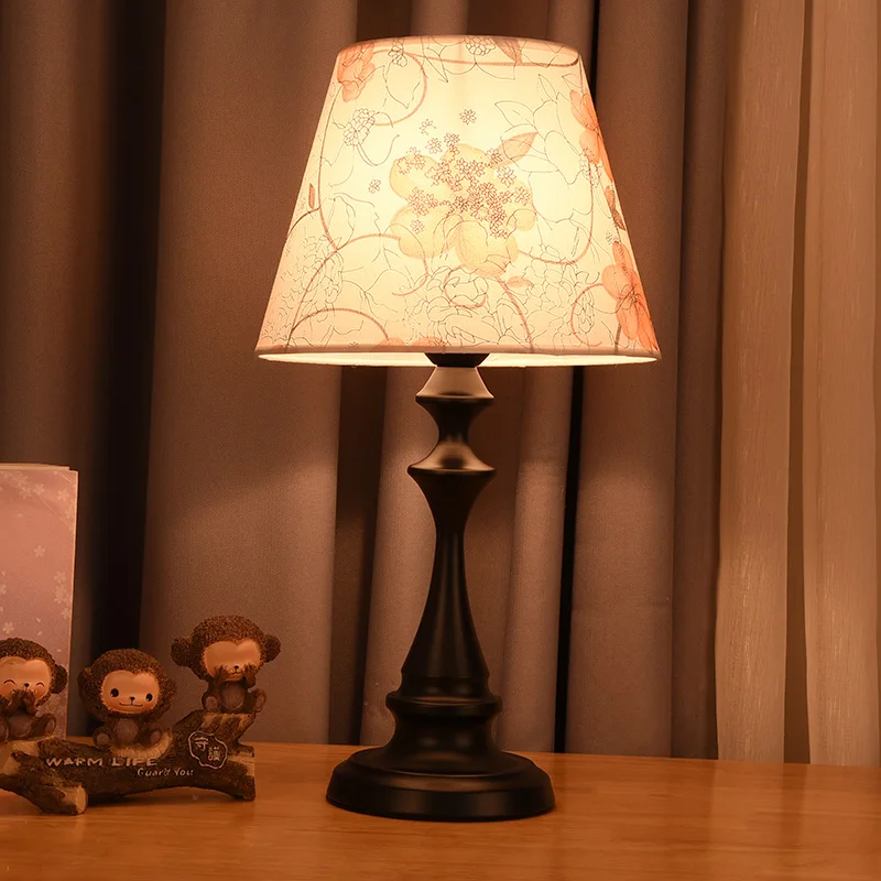 Современная прикроватная лампа для спальни, американский полотняный абажур, железная основа, лампа для гостиной, простая прикроватная настольная лампа для отеля
