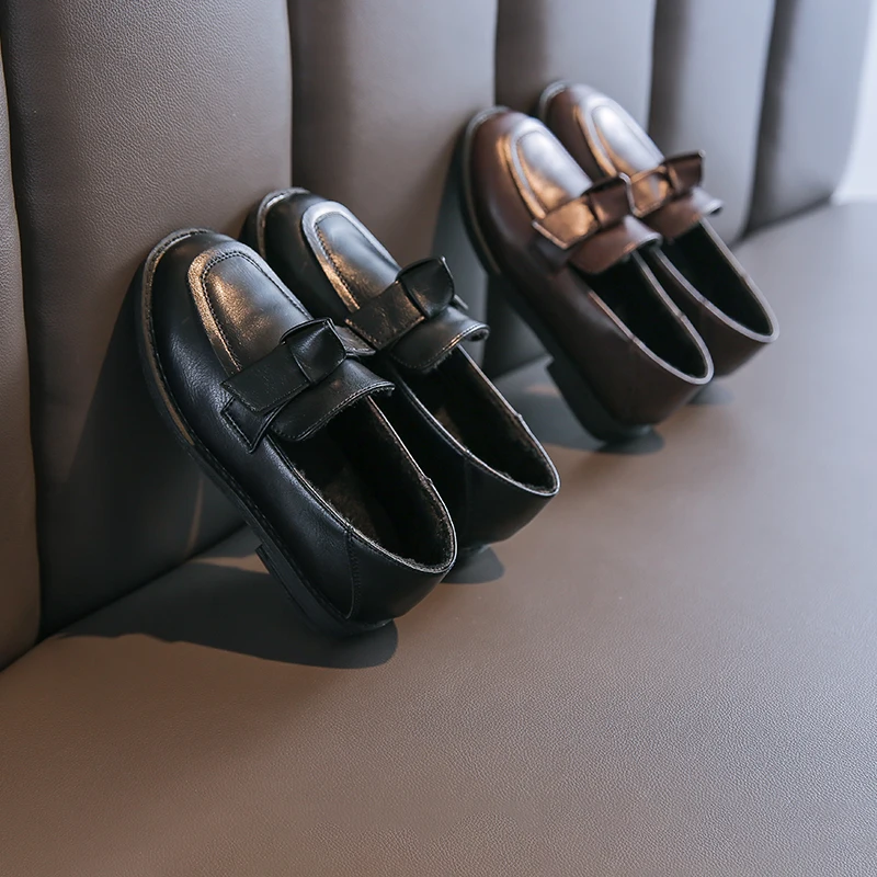 Зимняя детская обувь с бантом; обувь из искусственной кожи для маленьких девочек; детские черные мокасины для принцессы; брендовые модные мягкие мокасины без застежки на плоской подошве;