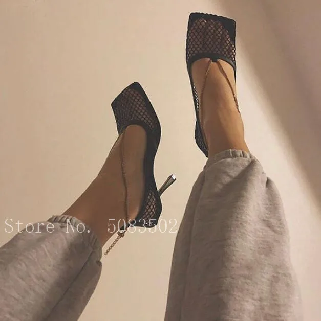 Модные женские туфли-лодочки с квадратным носком; цвет черный, телесный; пикантные вечерние туфли на тонком высоком каблуке с цепочкой и ремешком на лодыжке
