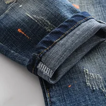 Новинка года; Стильные брюки для мальчиков; сезон весна; детская одежда; детские джинсы с дырками; эластичные модные брюки