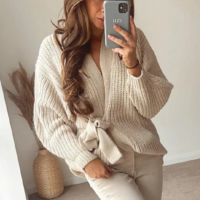 Loose cardigan with v-neck in beige