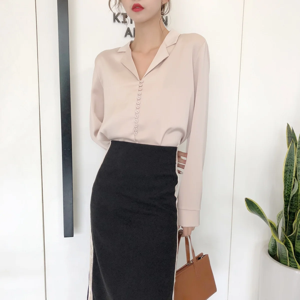 Осень, элегантная женская сексуальная блузка в Корейском стиле с v-образным вырезом и длинным рукавом, винтажная шелковая атласная блузка, рубашки для женщин 5272 50