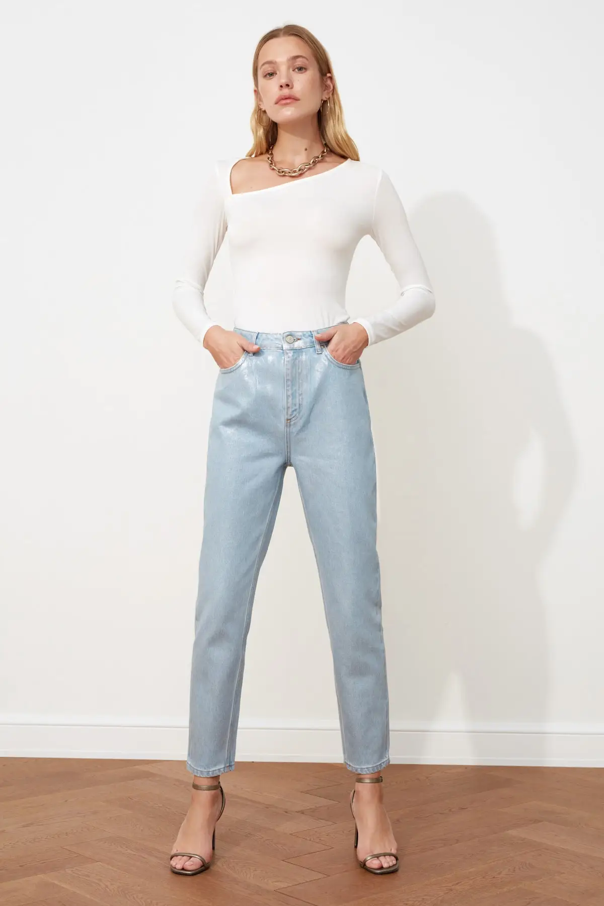 Джинсы в винтажном стиле с завышенной талией |