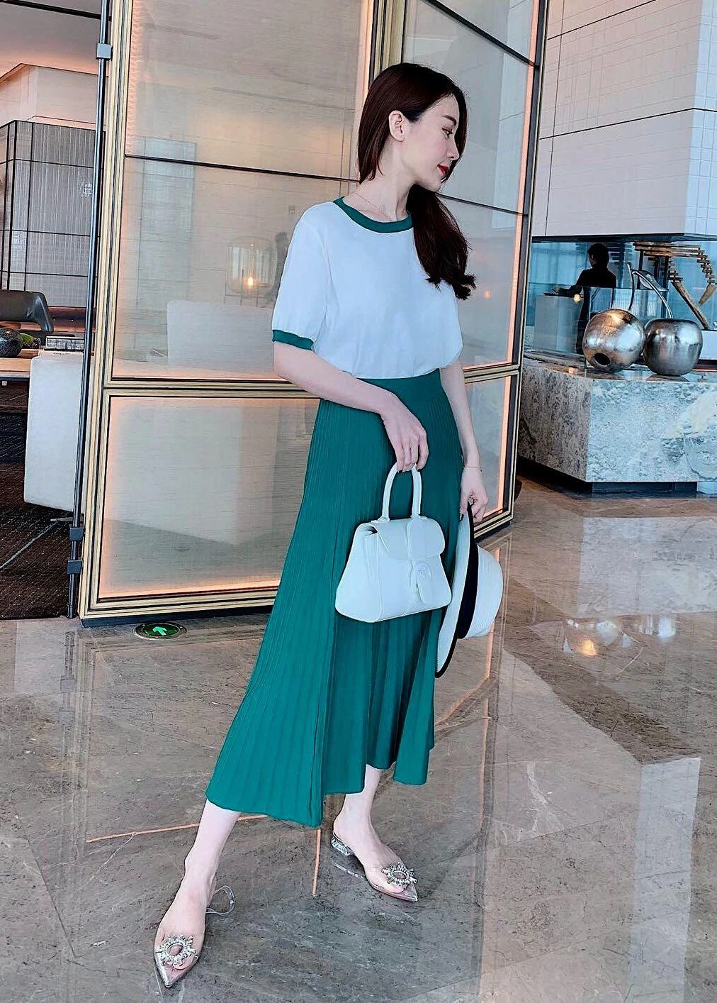 

2019 New High Quality Simple Contrast Color T-shirt Top Waist A Word Pleated Big Swing Skirt Set Luxury Brand Suit
