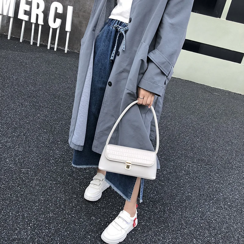 

Non-mainstream Textured Baguette Bag Women's Autumn INS Super Fire Retro Crocodile Pattern Chain Versatile Shoulder Oblique Bag