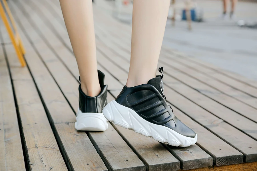 Женские кроссовки в стиле ретро с золотым плетением на платформе; зимние кроссовки для бега; классические кроссовки, визуально увеличивающие рост; женские кроссовки; спортивная обувь