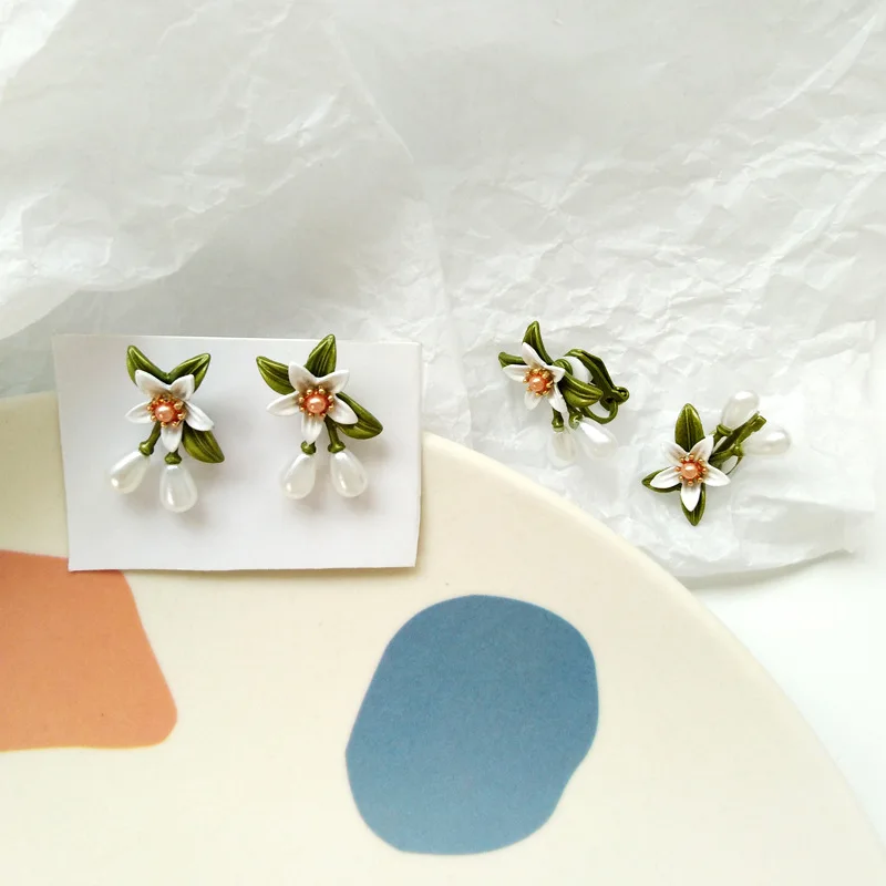 

Vintage Green Leaf Pearl Pendant Clip on Earrings Without Piercing For Women Lily of Flower Earrings No Pierced hole Ear Clips