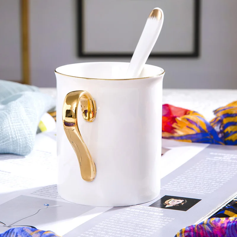 Питейная посуда кружки костяного фарфора кружка кофейная чашка ложка tazas caneca tazas de ceramica creativas Кружки Кофейные чашки таза кафе