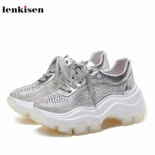 Lenkisen/дышащие яловые кроссовки с кристаллами и шипами; женские вулканизированные туфли на высоком толстом каблуке с круглым носком и шнуровкой; L9f6