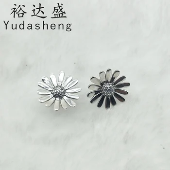 

Daisy flower earrings symbolize tenacity, because they can thrive in adversity and can bloom anywhere.