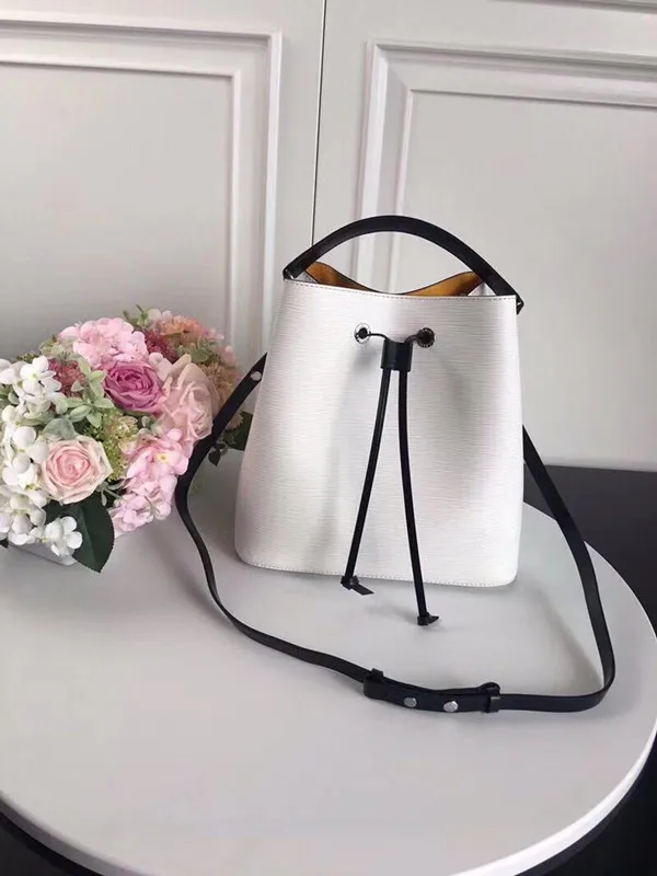 

2019 top custom brand-name luxury fashion in Europe and the bucket head layer cowhide single shoulder hand ladies handbags