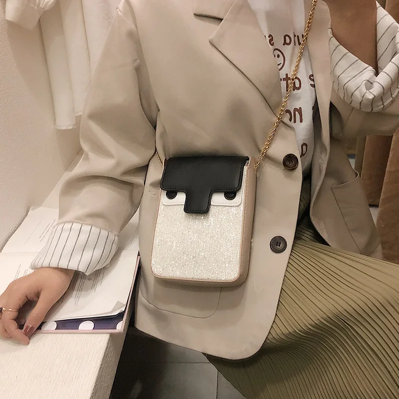 

In summer, the 2019 new Korean version of Little Monster Meng slanted a bag of Korean sequins to make a strange chain phone.