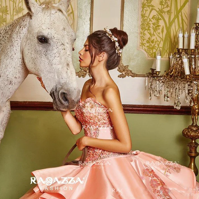 Стильный бисером бальное платье без бретелек Quinceanera шея Аппликация Сладкий 16 атласное платье развертки Поезд блестками маскарадный костюм; платья