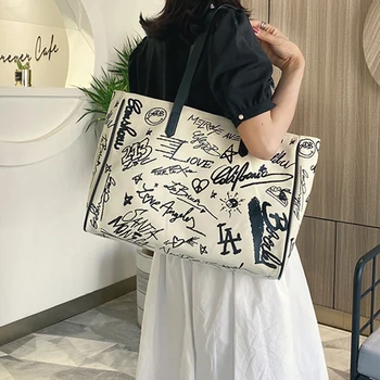 

College students use a cute doodle handbag cartoon one-shoulder bag for class