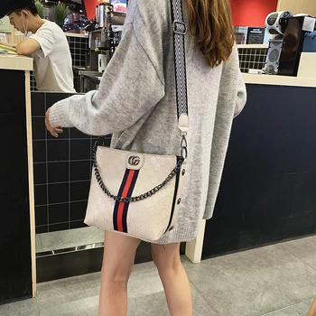 

2020 New Female Waist Bucket Bag Fashion Chain Chest Simple Hand Lading Shoulder Oblique Satchel Women Black Saddle Belt Bag