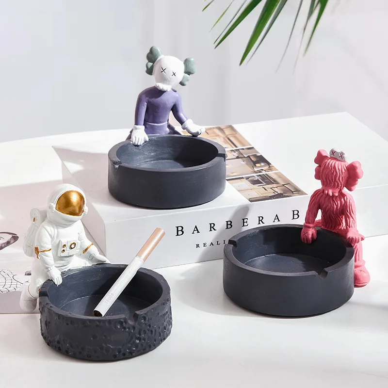 

Creative Cartoon Astronaut Ashtray Resin Craft Decoration Smoking Accessories For Weed Cute for Girls Ashtrays Decorative