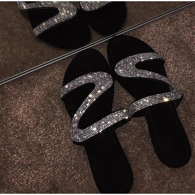 Летние женские шикарные тапочки на плоской подошве с открытым носком, украшенные кристаллами; шлепанцы без застежки; женские Вьетнамки; Повседневная модная пляжная обувь