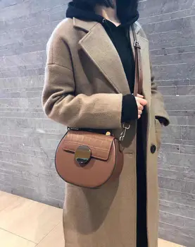 

2018 New Wide Shoulder Strap Color Crocodile Female Bag All-match Ins Small Pig Bag Leather Mini Round Retro Saddle Clutch Bag
