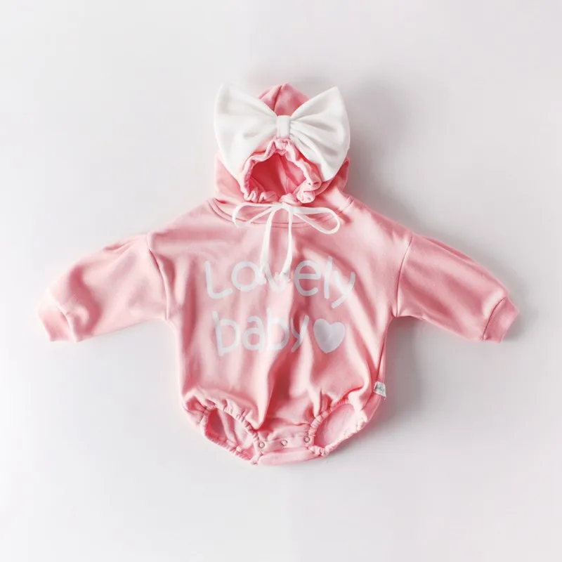 Ceny 2019 jesień Baby Boy śpioszki dziewczęce litery Baby bawełniane z nadrukiem z długim rękawem pajacyk z kapturem kombinezon dla noworodka stroje