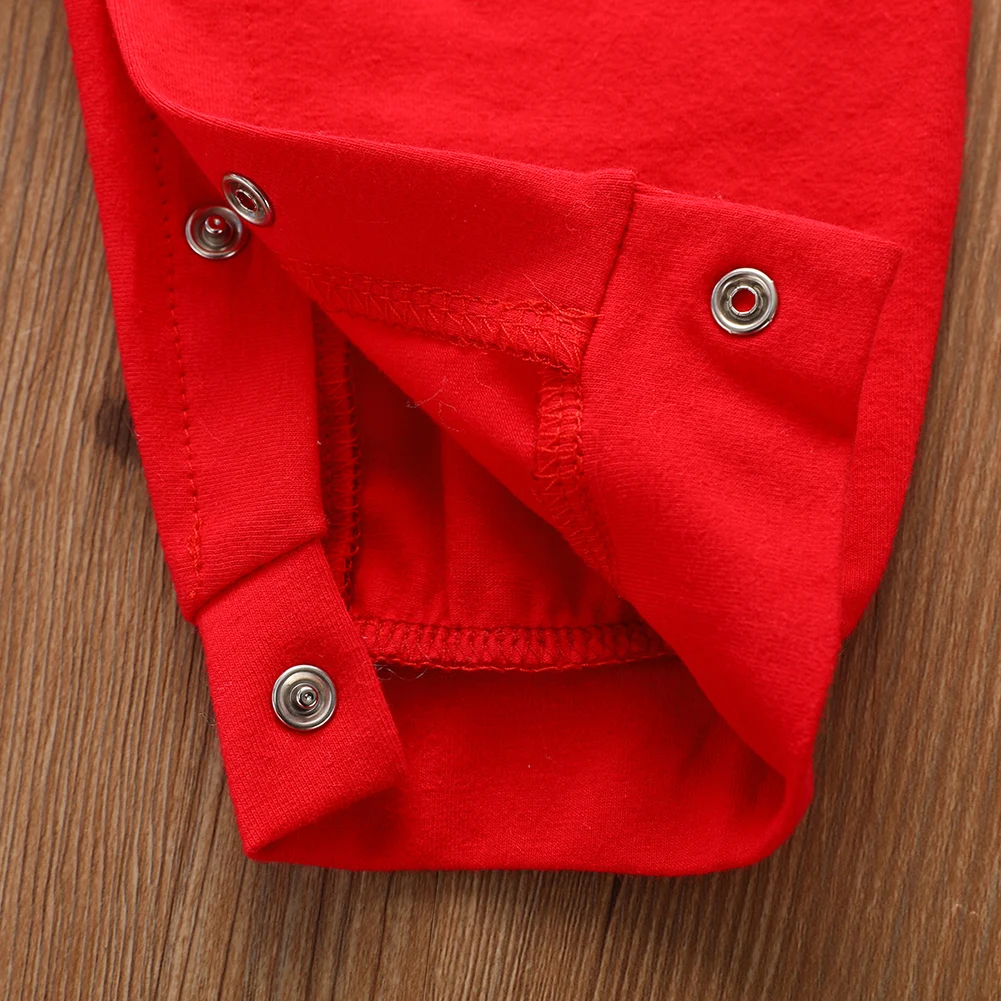 Модный красный комбинезон на День святого Валентина для новорожденных; комбинезон с длинными рукавами; одежда с буквенным принтом для маленьких мальчиков и девочек