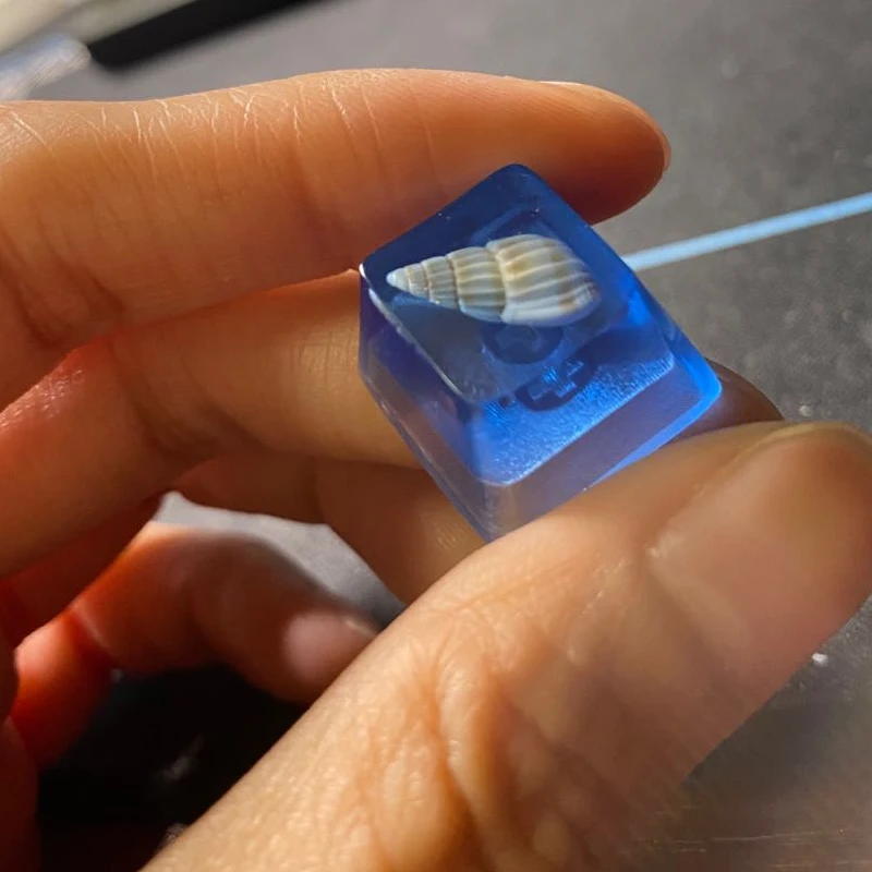 

Handmade Resin Translucent Conch Keycap Blue Ocean Original Height R4 ESC Cross Axis Game Mechanical Keyboard Keycap